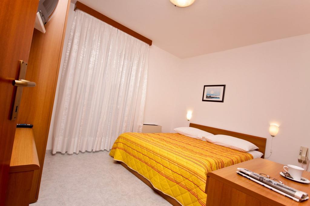 Hotel Carmen クルニカ エクステリア 写真